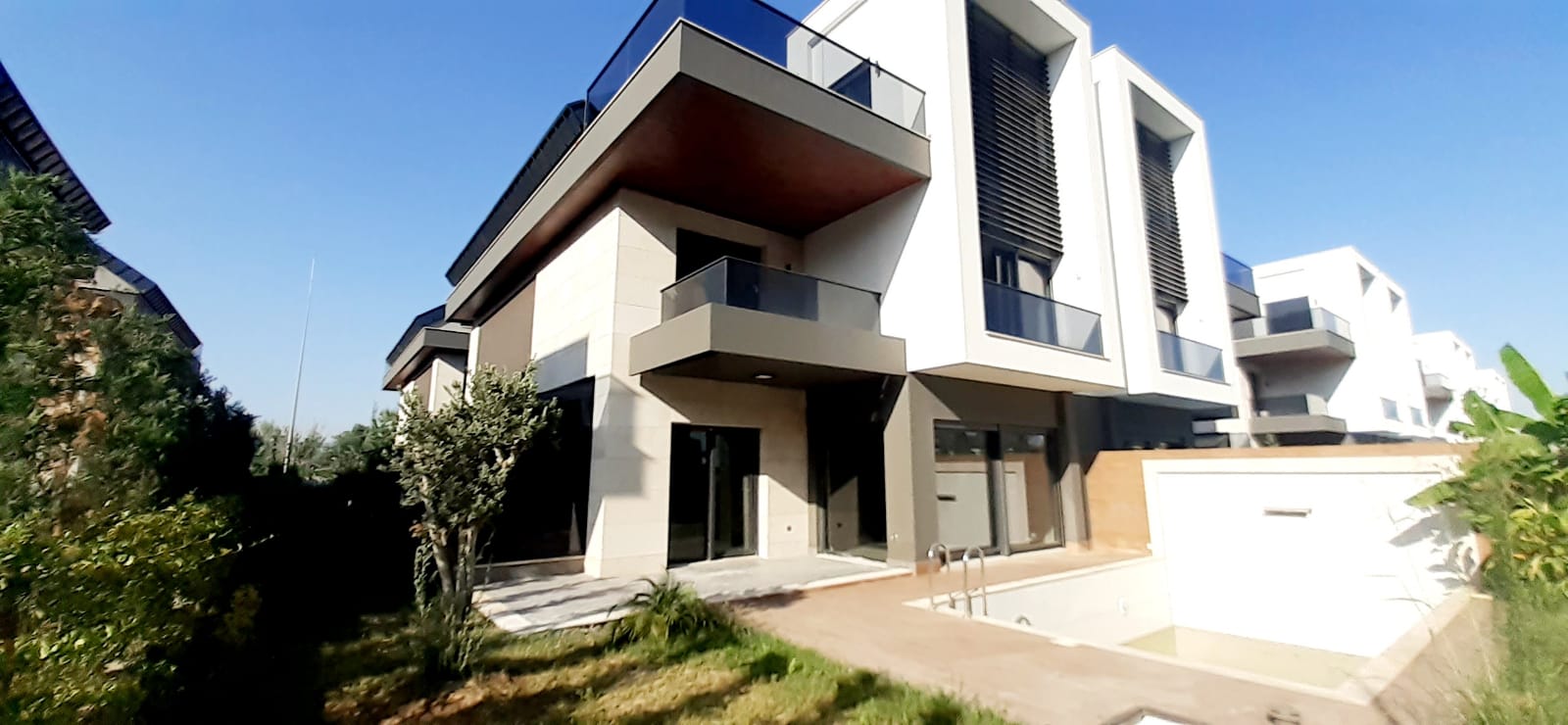 satılık bir kompleks içinde Villa